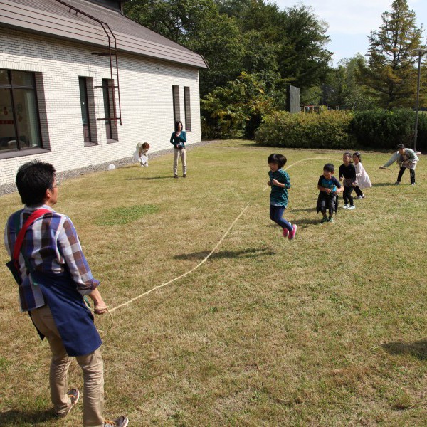 ちゃれんがワークショップ<br>稲わらで縄をつくって、長なわとびに挑戦!